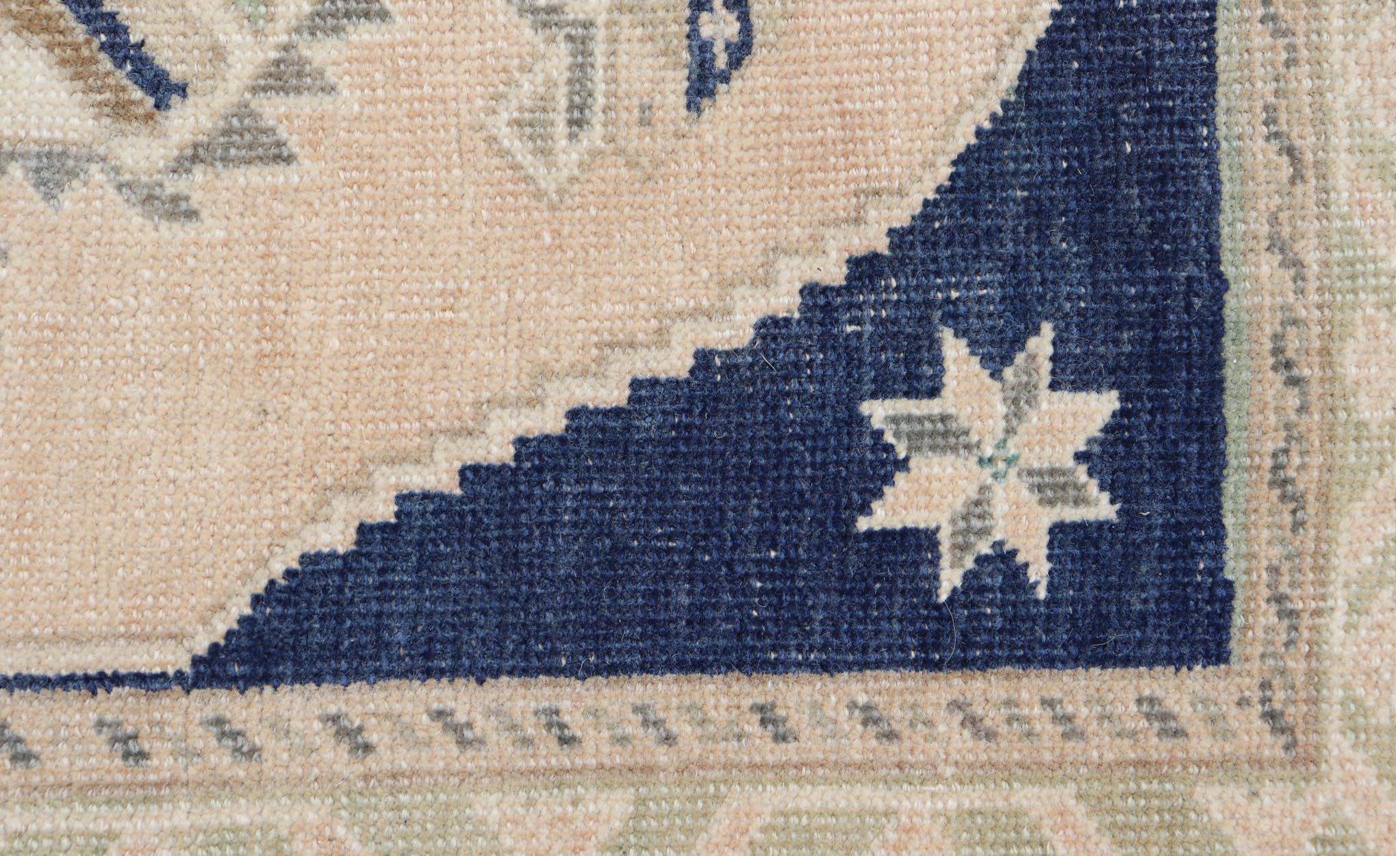Vintage Türkisch Oushak Teppich mit Beige Feld und Marineblau Akzente 2 x 3 im Angebot 2