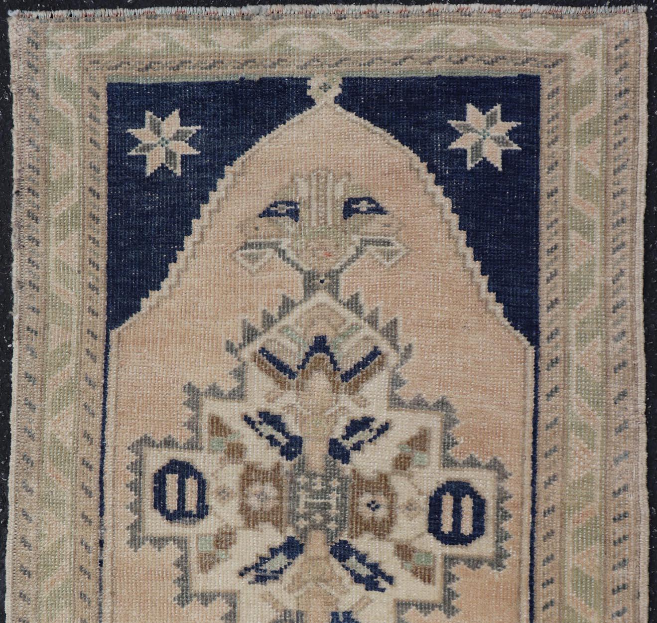 Vintage Türkisch Oushak Teppich mit Beige Feld und Marineblau Akzente 2 x 3 im Angebot 3