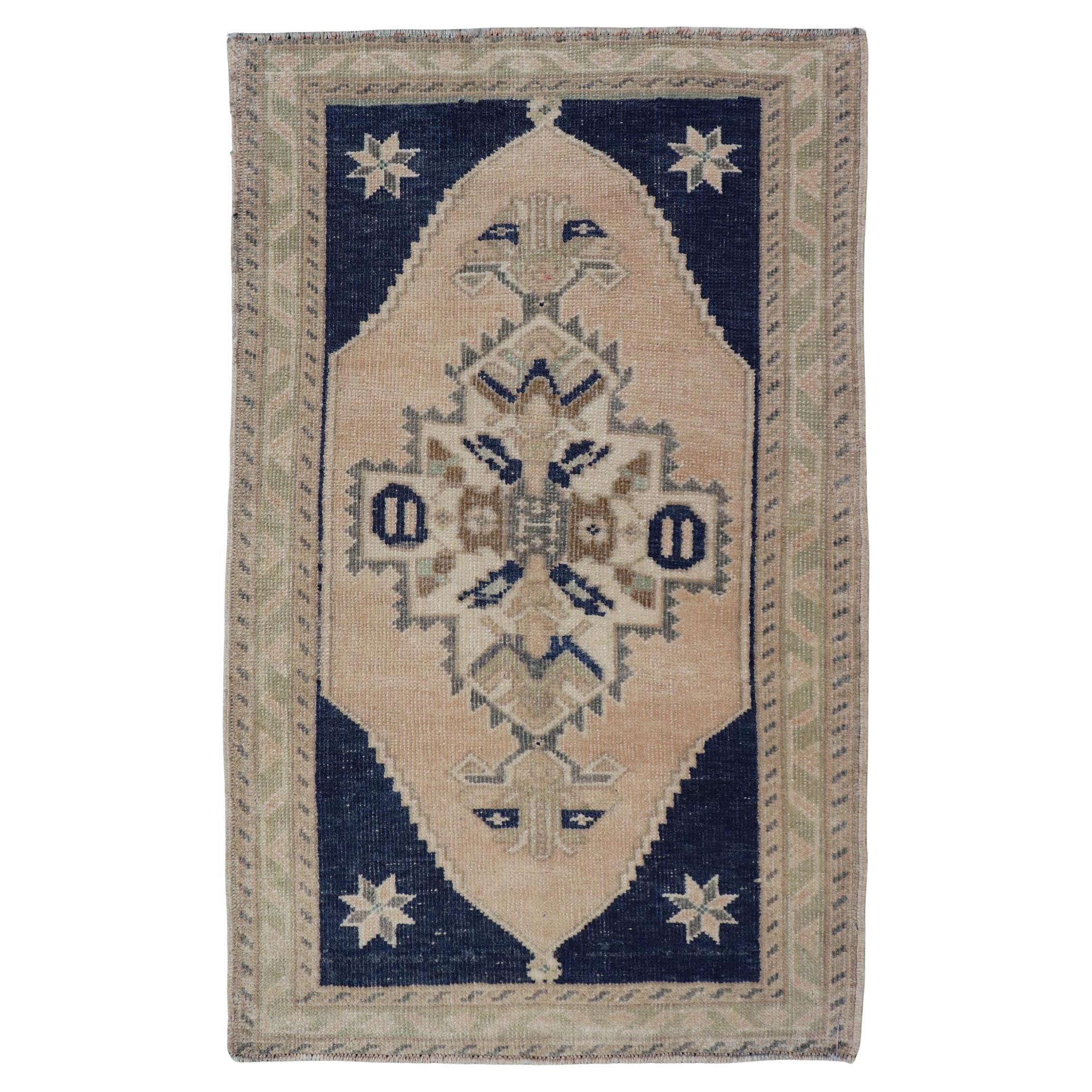 Vintage Türkisch Oushak Teppich mit Beige Feld und Marineblau Akzente 2 x 3