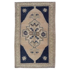 Vintage Türkisch Oushak Teppich mit Beige Feld und Marineblau Akzente 2 x 3