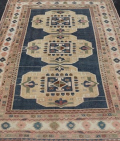 Tapis Oushak turc vintage à motifs géométriques beige, bleu marine et rose 5'5 x 7'10