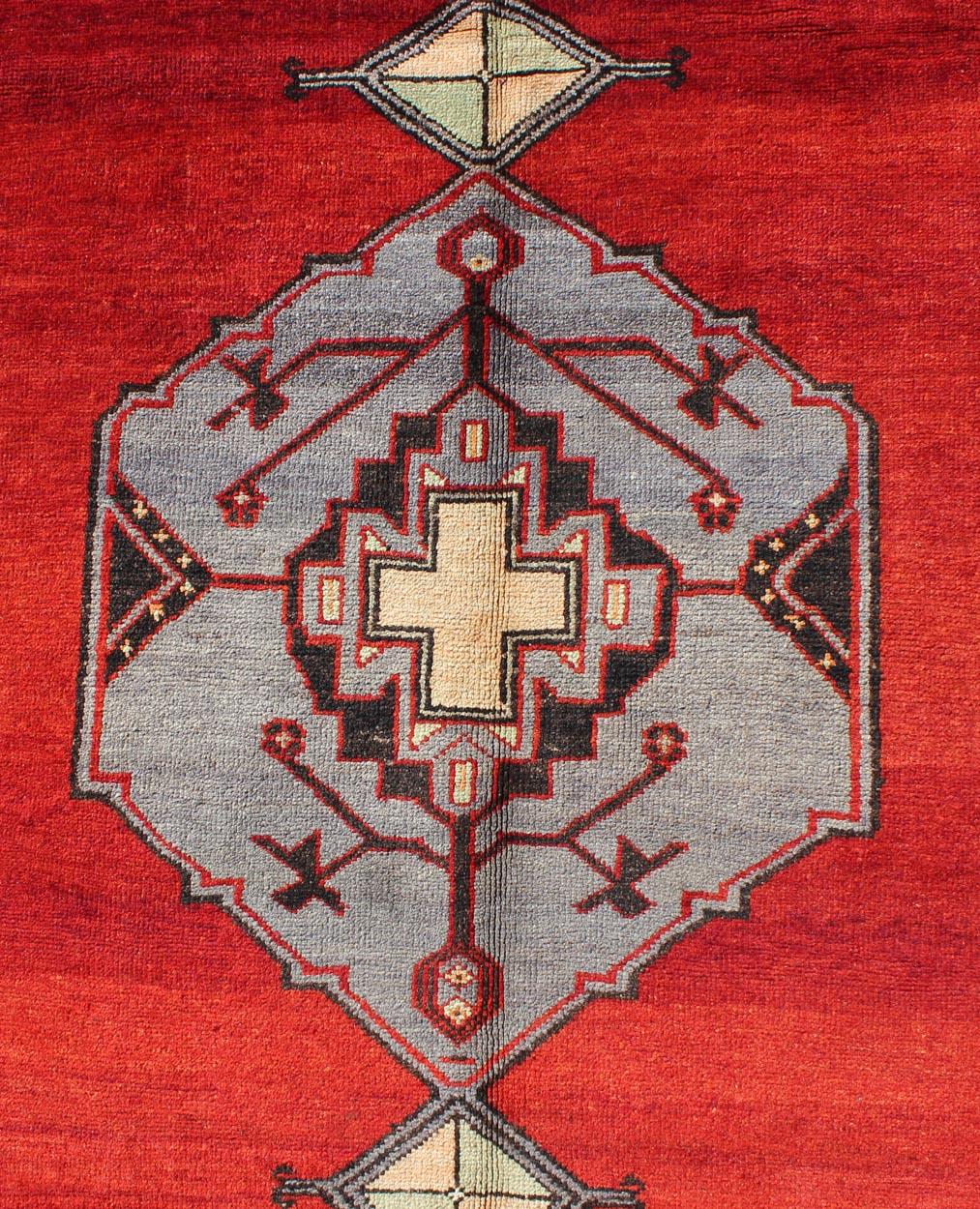 Türkischer Vintage-Teppich im Vintage-Stil mit mehrschichtigen Diamantmedaillons in schönem Rot im Angebot 1