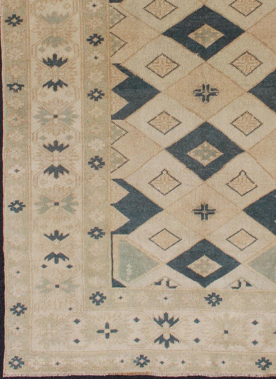 Alfombra turca vintage Oushak con atrevidos motivos geométricos en forma de diamante 4'2 x 7'1 Anudado a mano en venta