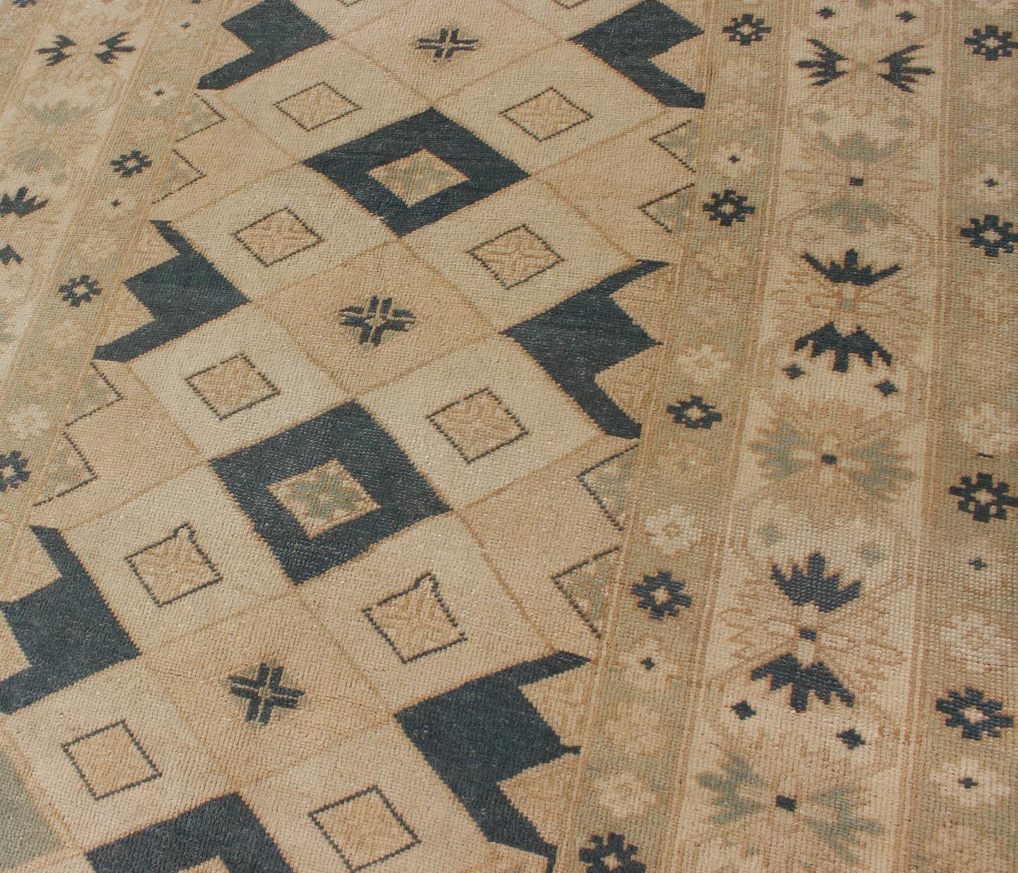 Alfombra turca vintage Oushak con atrevidos motivos geométricos en forma de diamante 4'2 x 7'1 en Bueno estado para la venta en Atlanta, GA