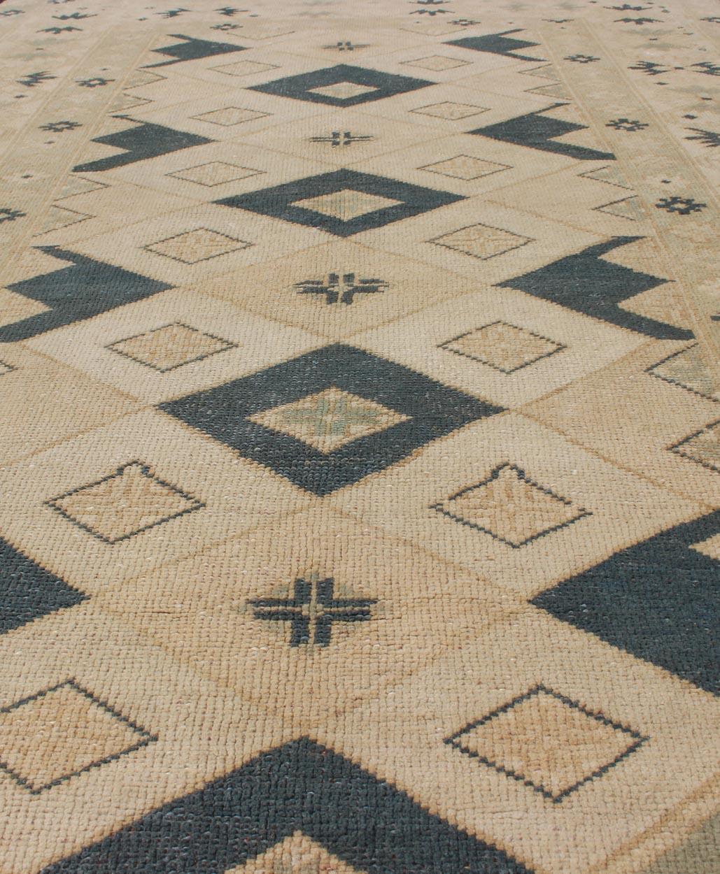 Alfombra turca vintage Oushak con atrevidos motivos geométricos en forma de diamante 4'2 x 7'1 siglo XX en venta
