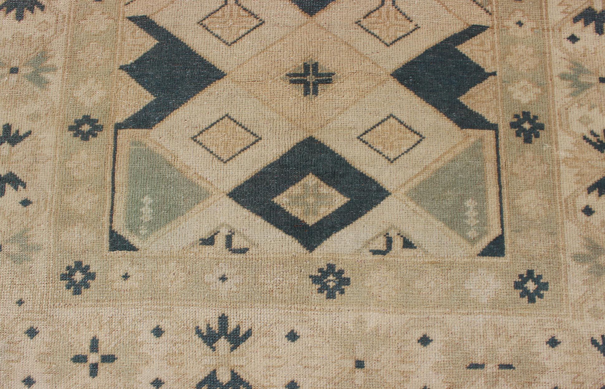 Alfombra turca vintage Oushak con atrevidos motivos geométricos en forma de diamante 4'2 x 7'1 en venta 1