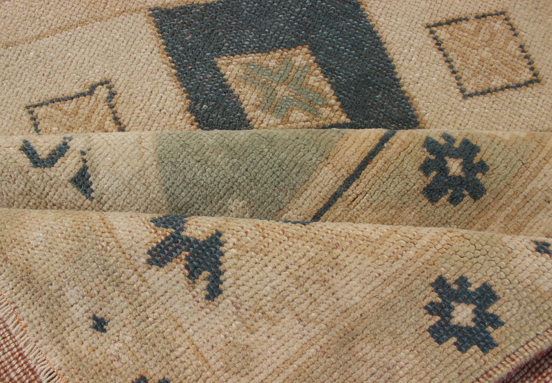 Alfombra turca vintage Oushak con atrevidos motivos geométricos en forma de diamante 4'2 x 7'1 en venta 2