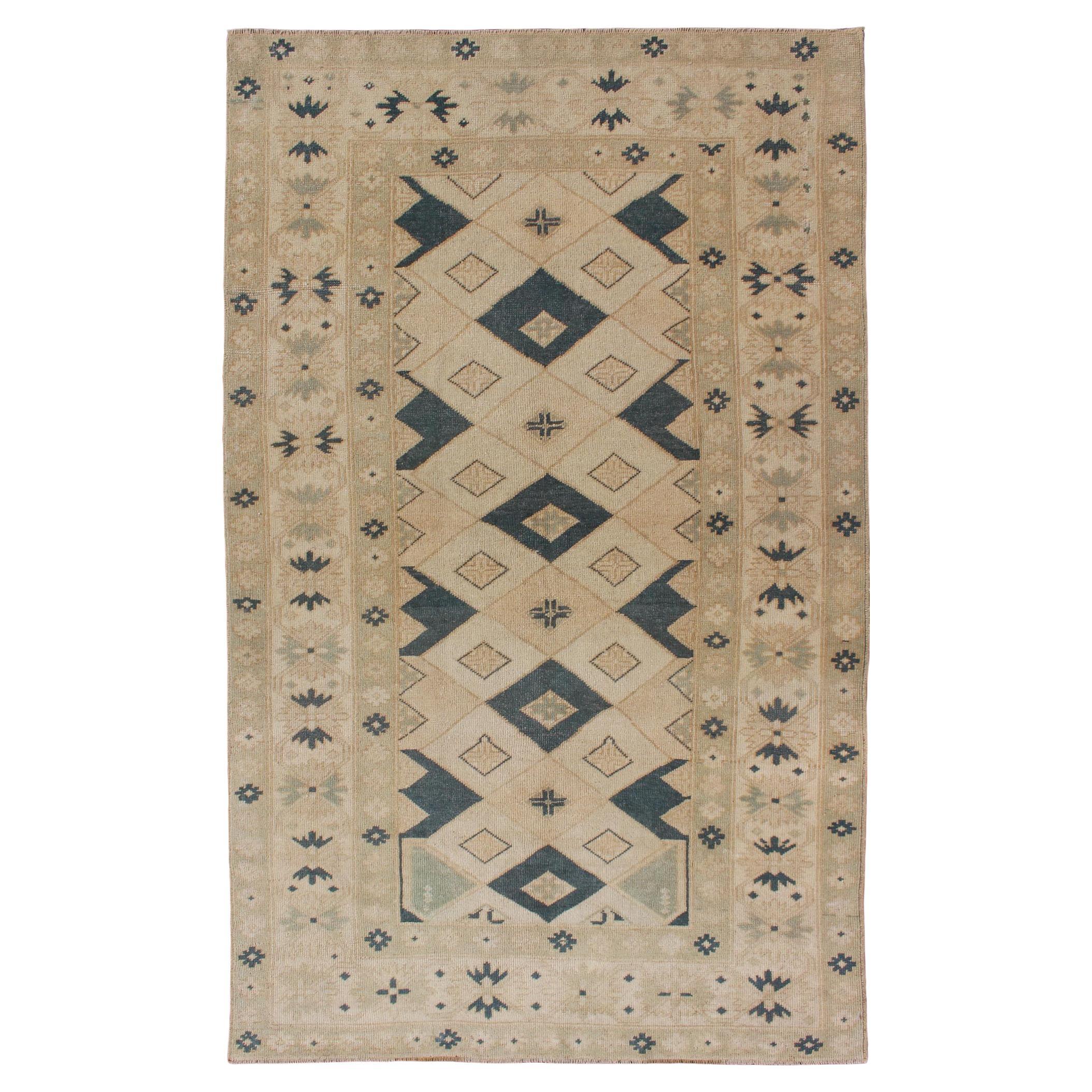 Alfombra turca vintage Oushak con atrevidos motivos geométricos en forma de diamante 4'2 x 7'1 en venta