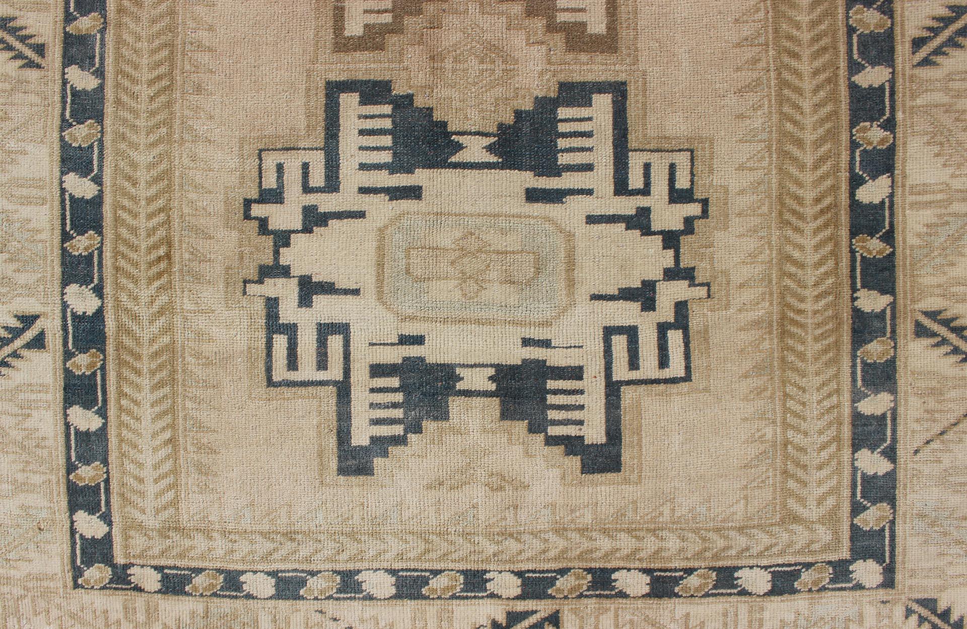Vintage Türkisch Oushak Teppich mit kühnen geometrischen Medaillons in Beige 4'9 x 6'10 im Angebot 4