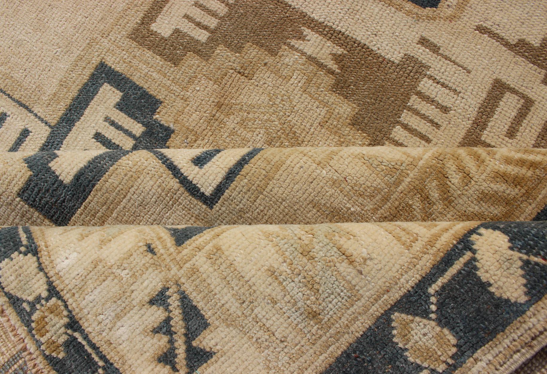 Vintage Türkisch Oushak Teppich mit kühnen geometrischen Medaillons in Beige 4'9 x 6'10 im Angebot 5