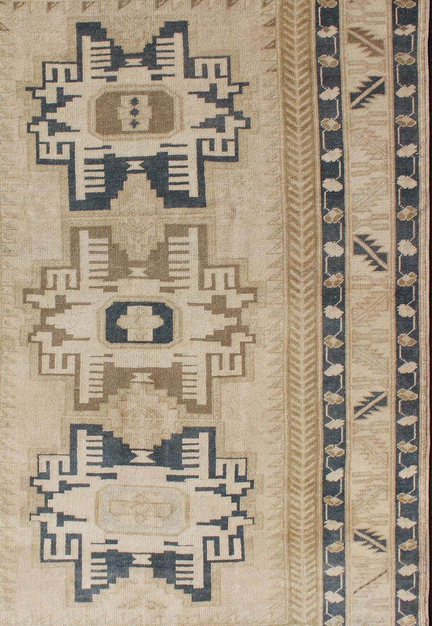 Maße: 4'9 x 6'10 
Vintage Türkisch Oushak Teppich mit Bold Geometric Medaillons in Beige 4'9 x 6'10. Keivan Woven Arts / Teppich / TU-MTU-4855, Herkunftsland / Typ: Türkei / Oushak, um 1940.

Dieser türkische Oushak-Teppich im Vintage-Stil besticht