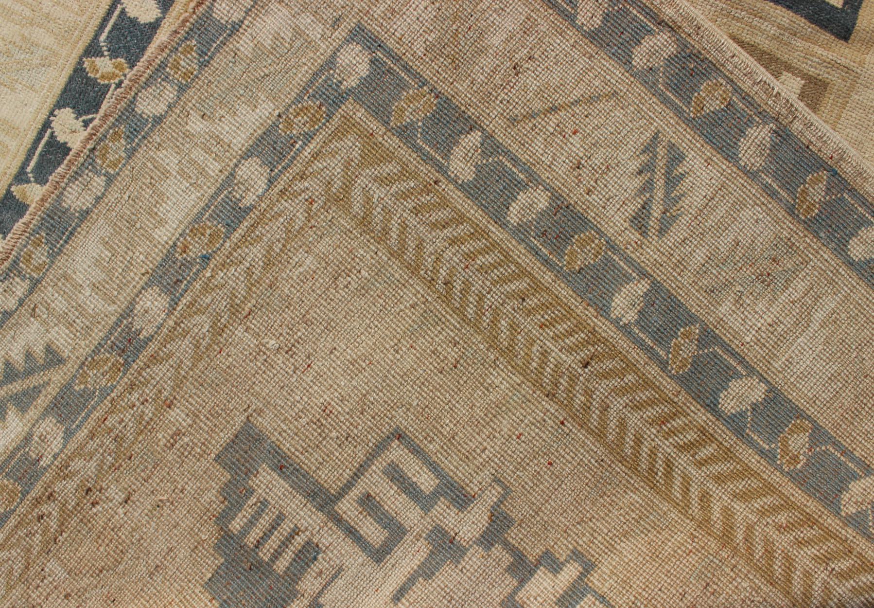 Vintage Türkisch Oushak Teppich mit kühnen geometrischen Medaillons in Beige 4'9 x 6'10 (Handgeknüpft) im Angebot