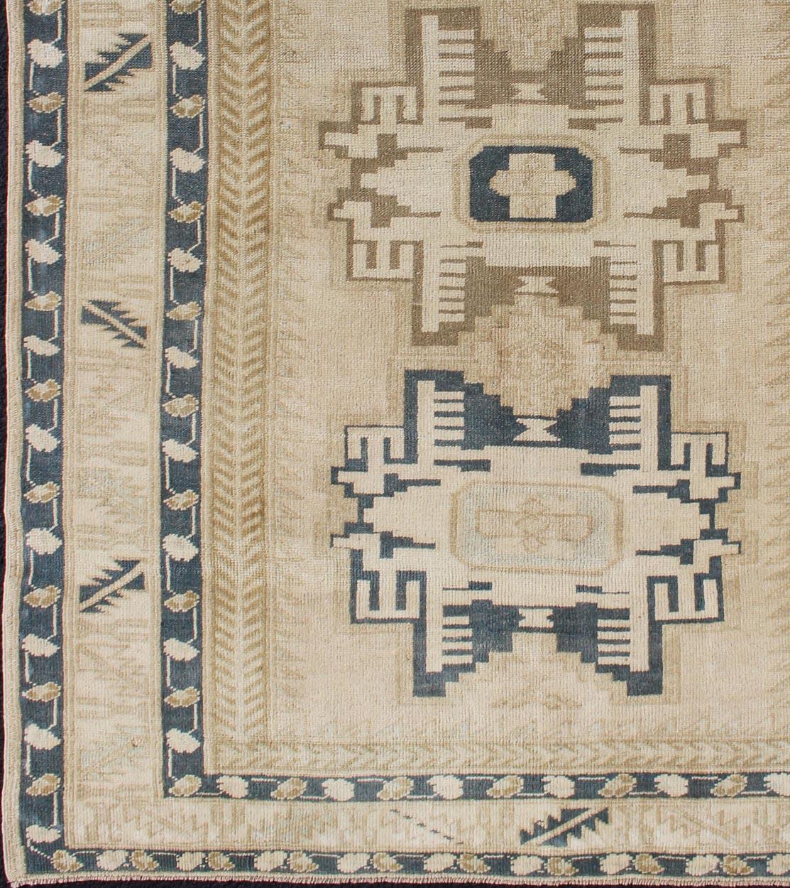 Vintage Türkisch Oushak Teppich mit kühnen geometrischen Medaillons in Beige 4'9 x 6'10 im Zustand „Gut“ im Angebot in Atlanta, GA