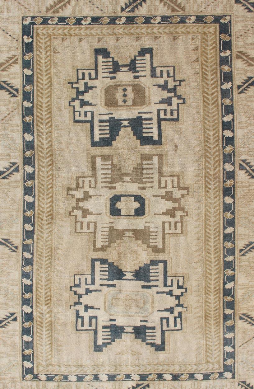 Vintage Türkisch Oushak Teppich mit kühnen geometrischen Medaillons in Beige 4'9 x 6'10 (20. Jahrhundert) im Angebot