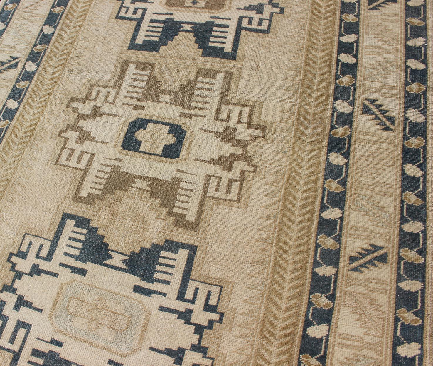 Vintage Türkisch Oushak Teppich mit kühnen geometrischen Medaillons in Beige 4'9 x 6'10 (Wolle) im Angebot