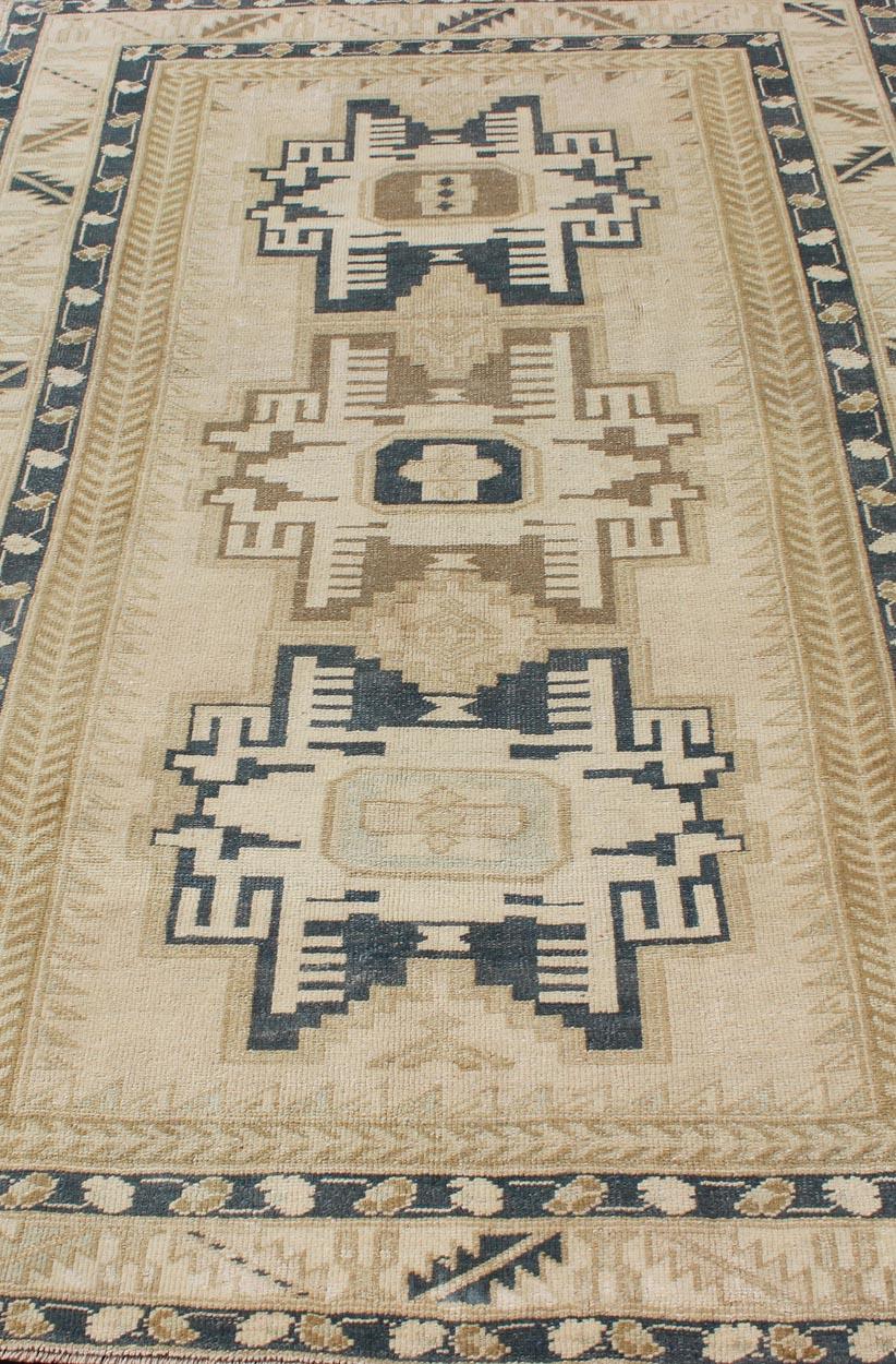 Vintage Türkisch Oushak Teppich mit kühnen geometrischen Medaillons in Beige 4'9 x 6'10 im Angebot 1
