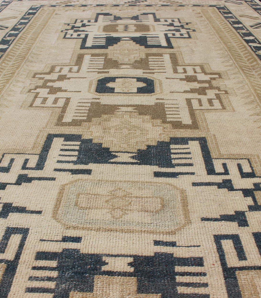 Vintage Türkisch Oushak Teppich mit kühnen geometrischen Medaillons in Beige 4'9 x 6'10 im Angebot 2