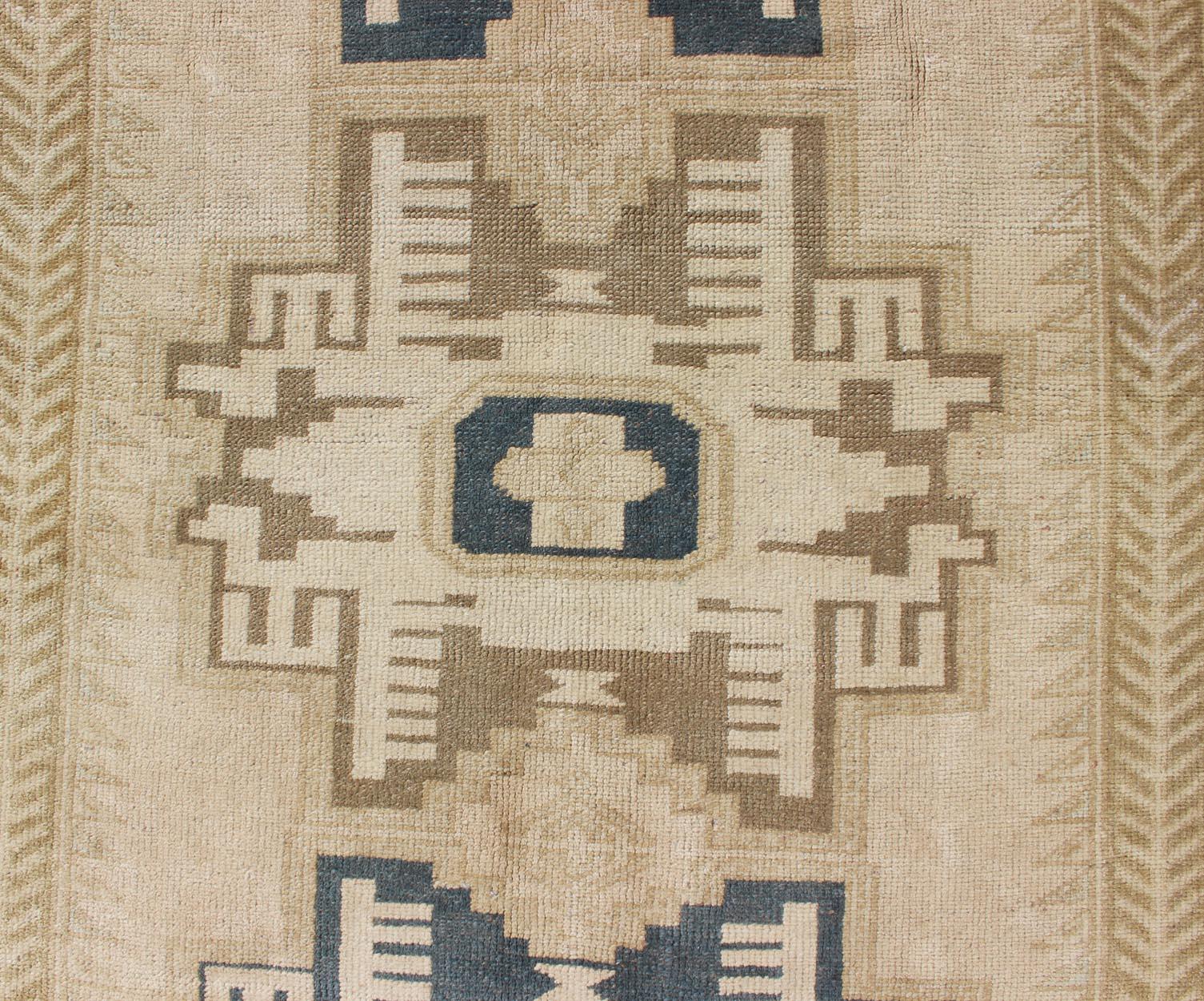Vintage Türkisch Oushak Teppich mit kühnen geometrischen Medaillons in Beige 4'9 x 6'10 im Angebot 3