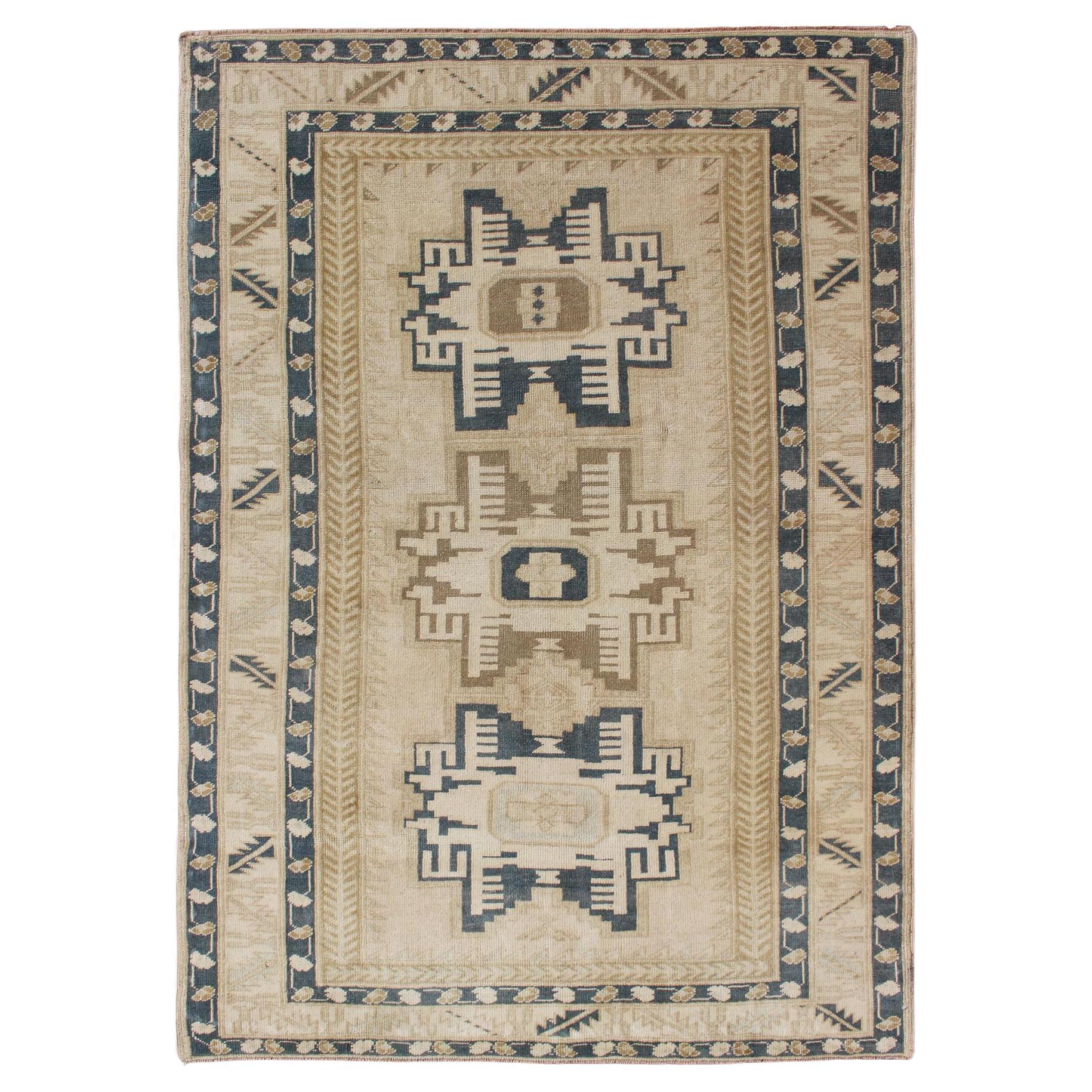 Vintage Türkisch Oushak Teppich mit kühnen geometrischen Medaillons in Beige 4'9 x 6'10 im Angebot