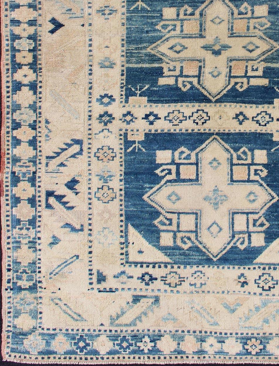 Vintage Türkisch Oushak Teppich mit Bold Indigo Medaillons und Creme Feld 4'6 x 7'3 im Angebot 4