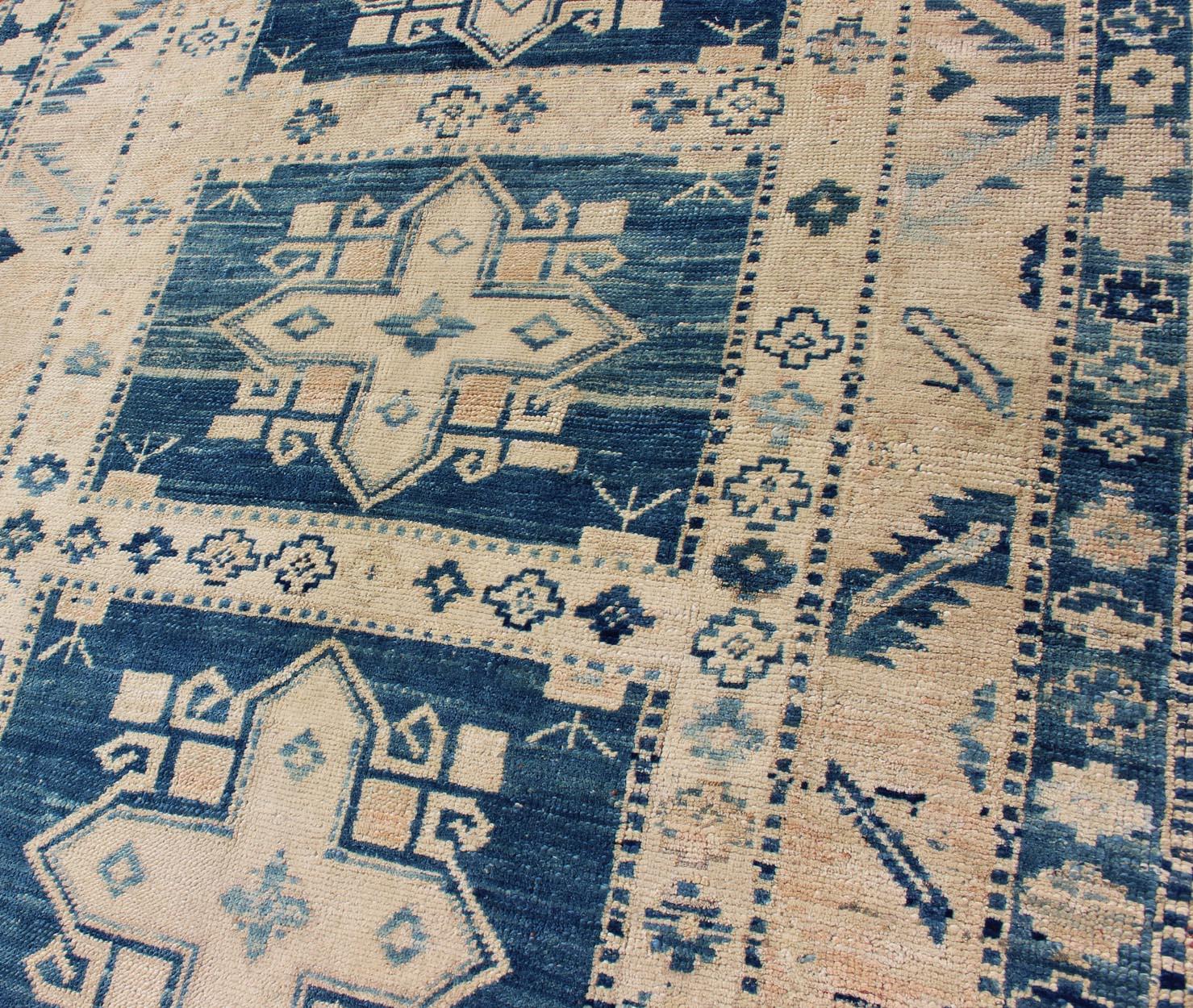 Maße: 4'6 x 7'3
Vintage Türkisch Oushak Teppich mit Bold Indigo Medaillons und Creme Feld 4'6 x 7'3. Keivan Woven Arts / Teppich /EN-176563, Herkunftsland / Art: Türkei / Oushak, um 1940.

Dieser türkische Oushak-Teppich im Vintage-Stil ist ein