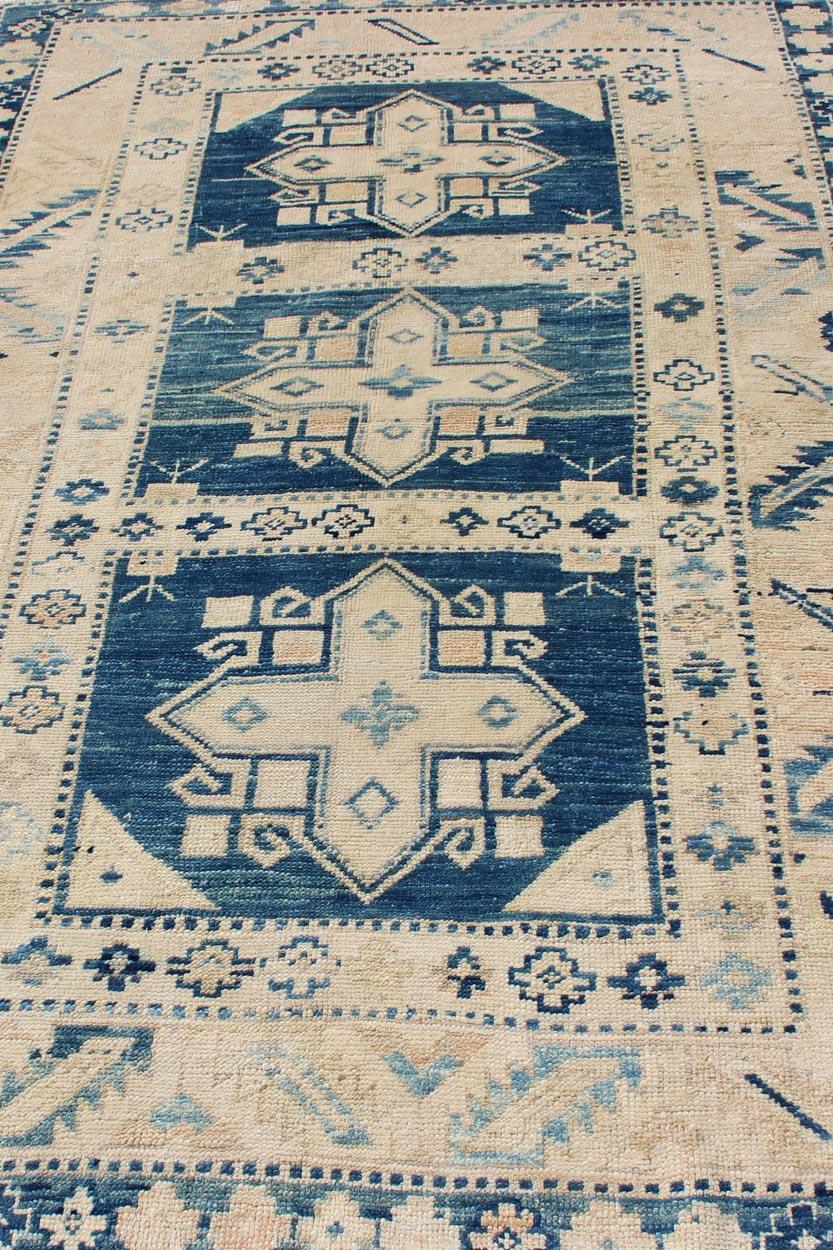 Vintage Türkisch Oushak Teppich mit Bold Indigo Medaillons und Creme Feld 4'6 x 7'3 (Handgeknüpft) im Angebot
