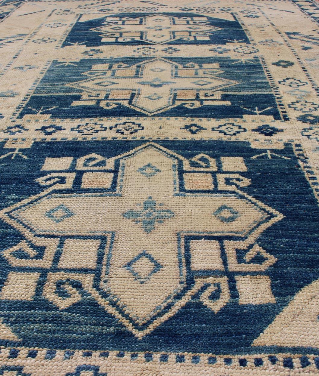 Vintage Türkisch Oushak Teppich mit Bold Indigo Medaillons und Creme Feld 4'6 x 7'3 im Zustand „Gut“ im Angebot in Atlanta, GA