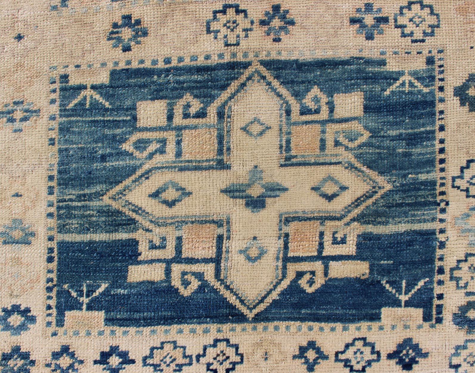 Vintage Türkisch Oushak Teppich mit Bold Indigo Medaillons und Creme Feld 4'6 x 7'3 (20. Jahrhundert) im Angebot
