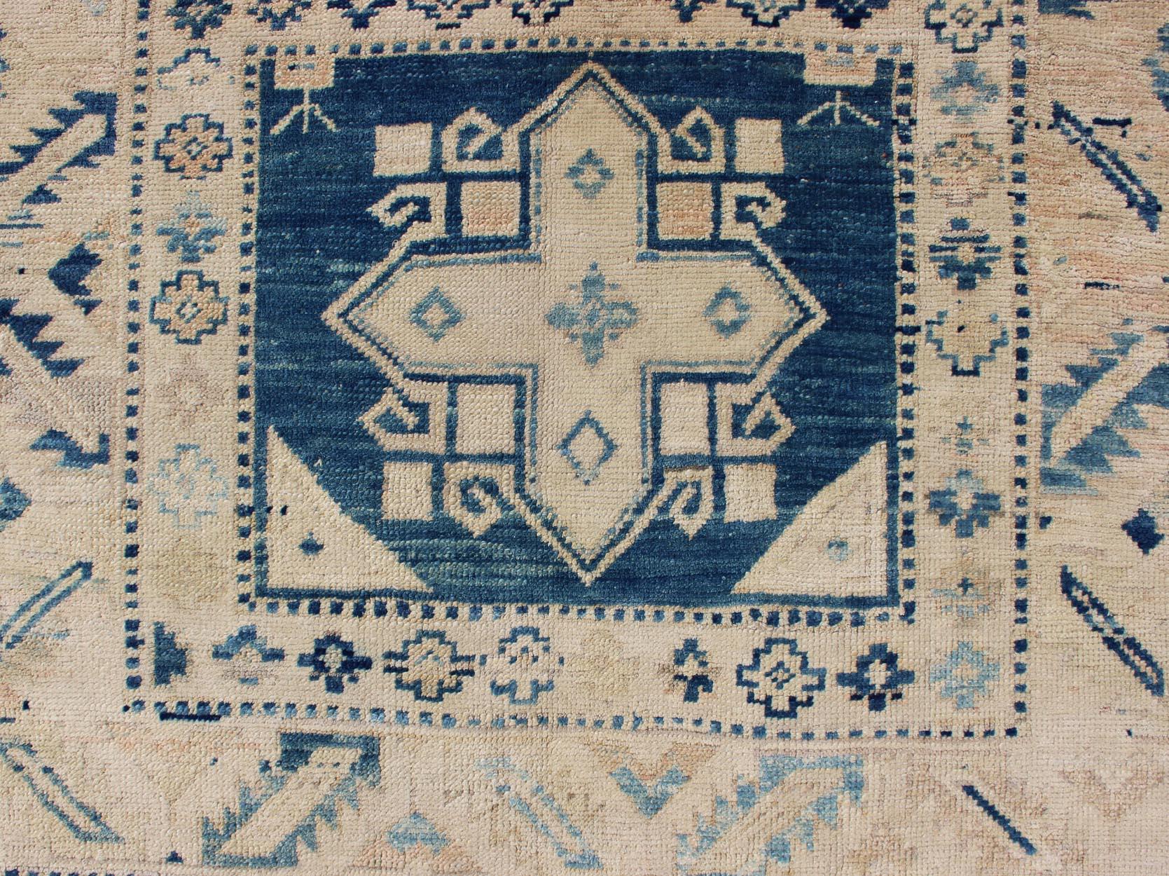 Vintage Türkisch Oushak Teppich mit Bold Indigo Medaillons und Creme Feld 4'6 x 7'3 (Wolle) im Angebot