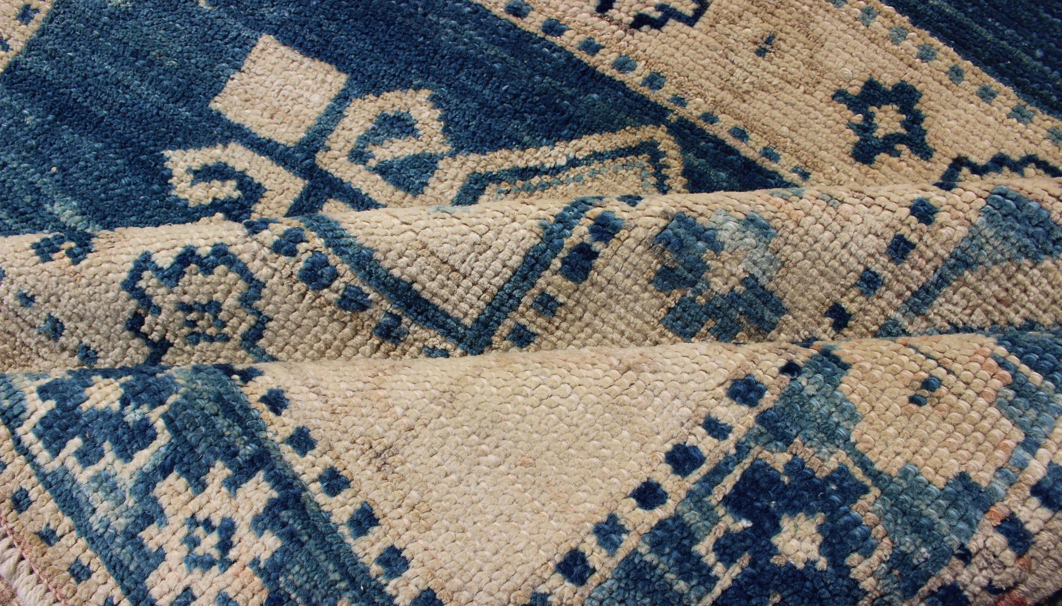 Vintage Türkisch Oushak Teppich mit Bold Indigo Medaillons und Creme Feld 4'6 x 7'3 im Angebot 1
