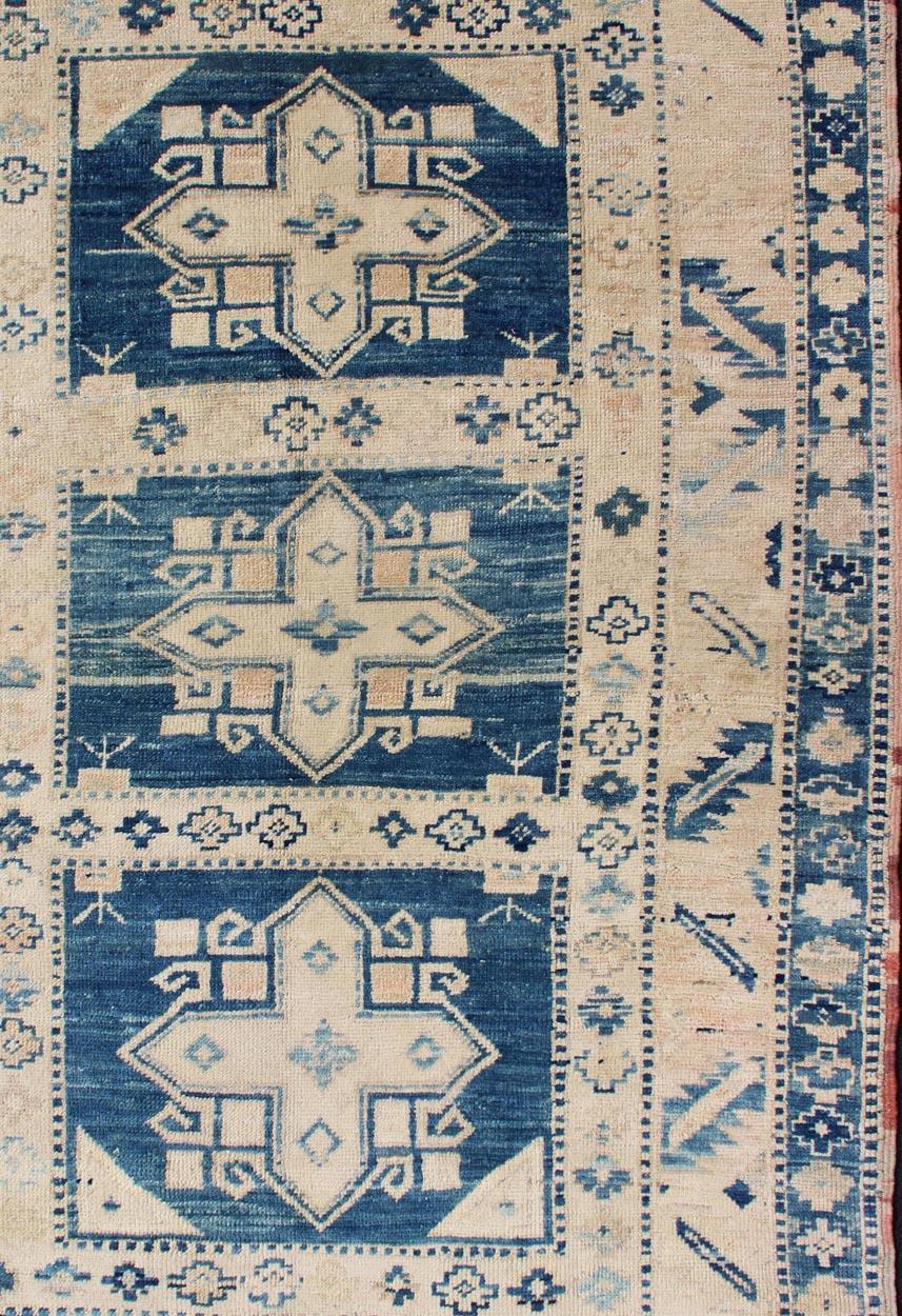 Vintage Türkisch Oushak Teppich mit Bold Indigo Medaillons und Creme Feld 4'6 x 7'3 im Angebot 2