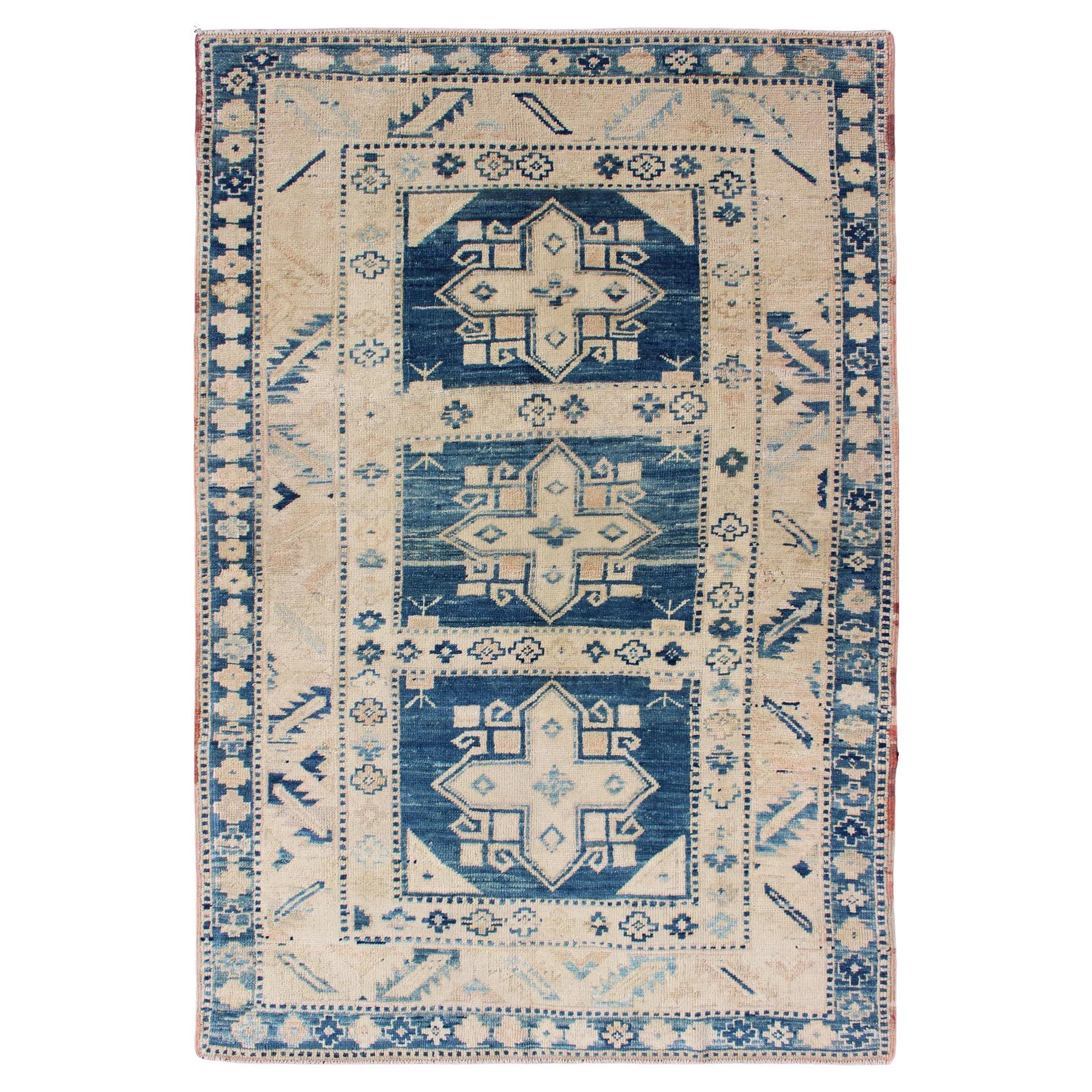 Vintage Türkisch Oushak Teppich mit Bold Indigo Medaillons und Creme Feld 4'6 x 7'3 im Angebot