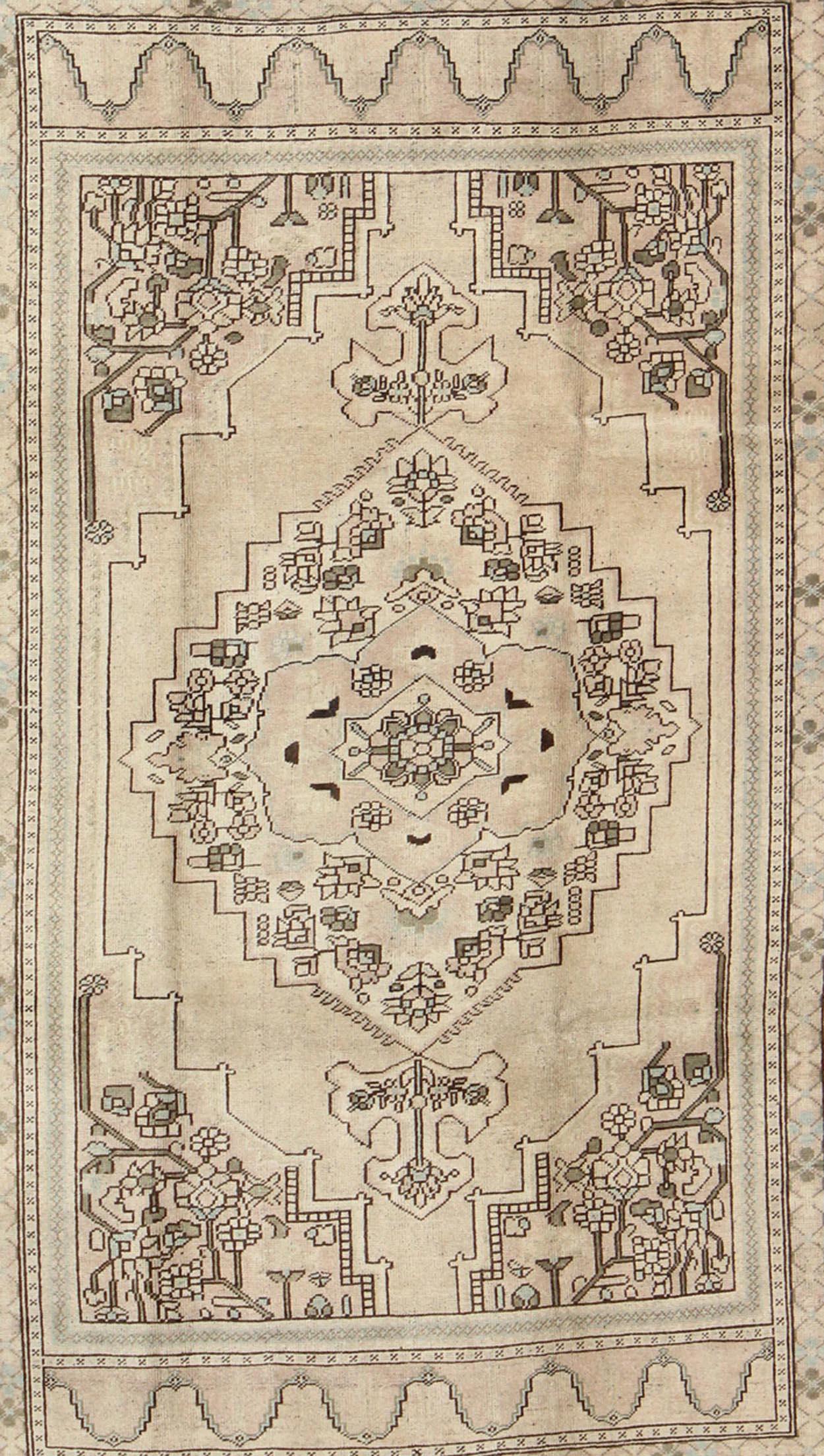 Türkischer Oushak-Teppich mit Mittelmedaillon-Design in erdigen Farben, Vintage im Zustand „Gut“ im Angebot in Atlanta, GA