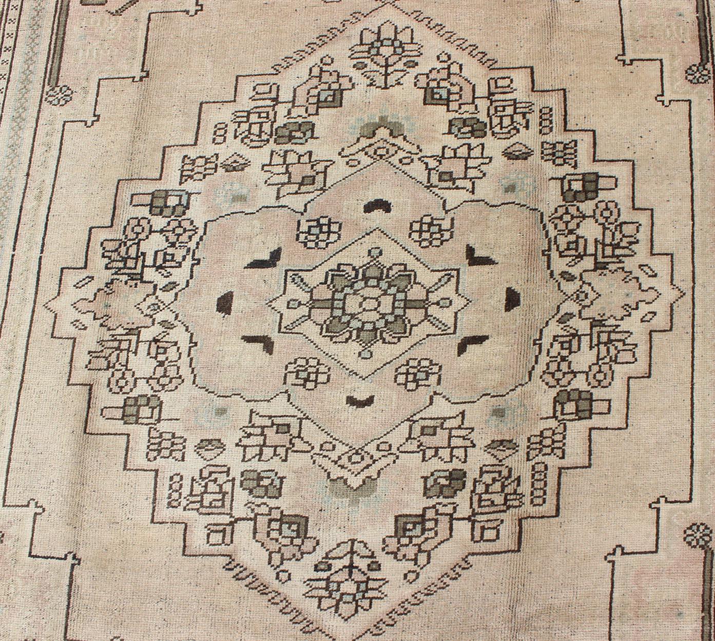 Türkischer Oushak-Teppich mit Mittelmedaillon-Design in erdigen Farben, Vintage im Angebot 1