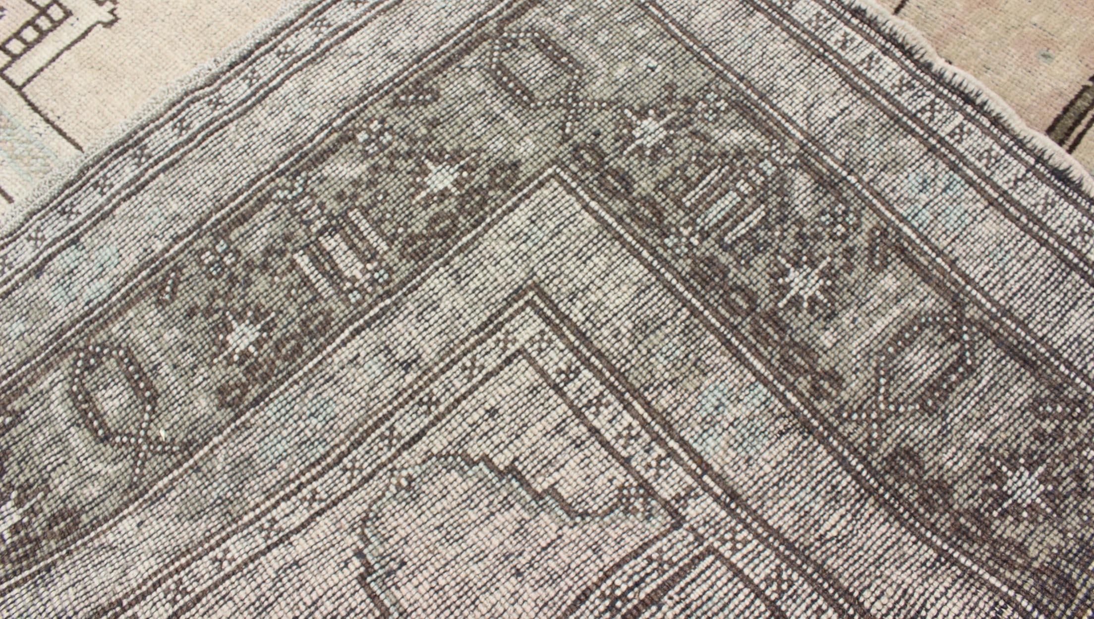 Türkischer Oushak-Teppich mit Mittelmedaillon-Design in erdigen Farben, Vintage im Angebot 3