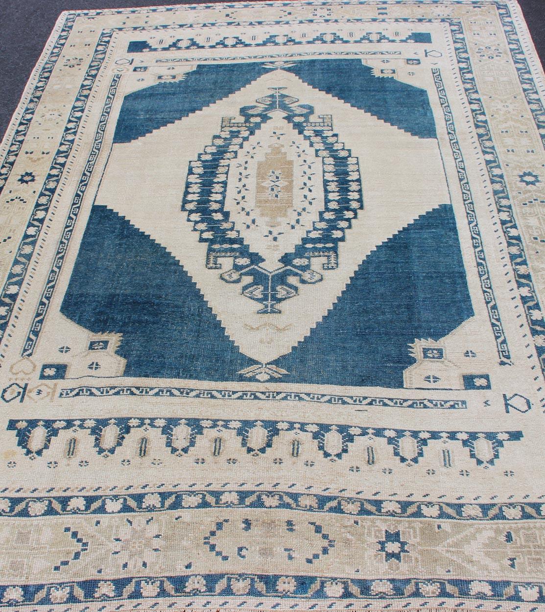 Vintage Turkish Oushak Rug with Central Medallion in Blue and Cream For Sale 4