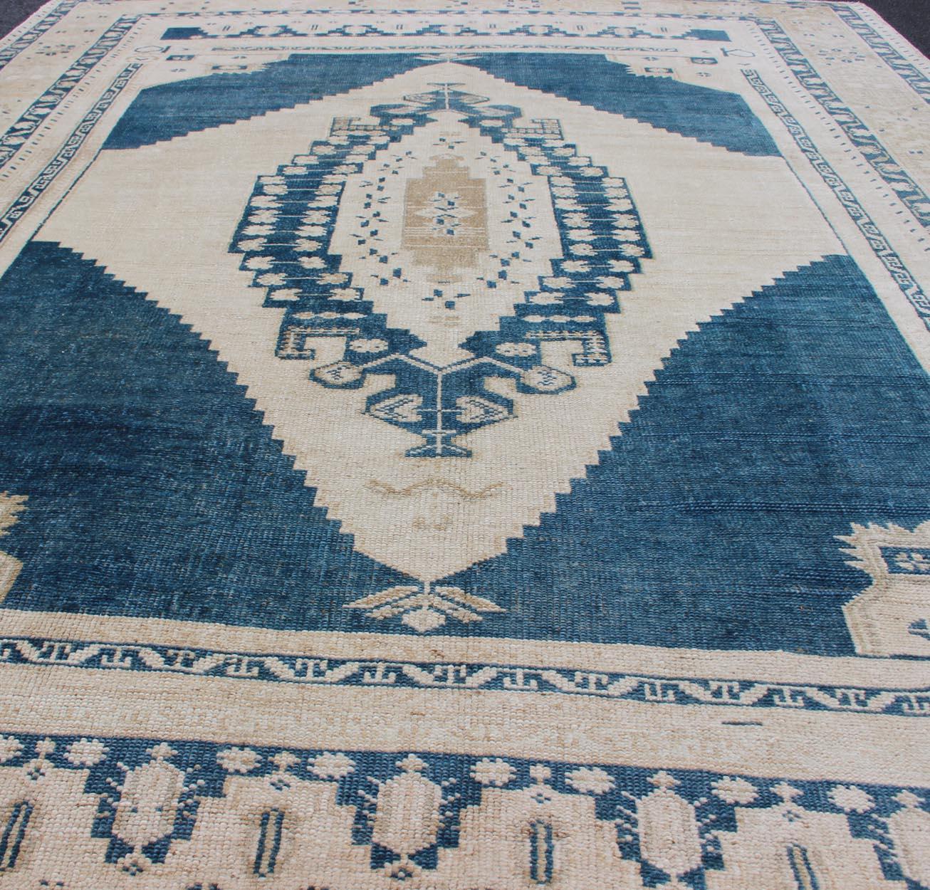 Vintage Turkish Oushak Rug with Central Medallion in Blue and Cream For Sale 5