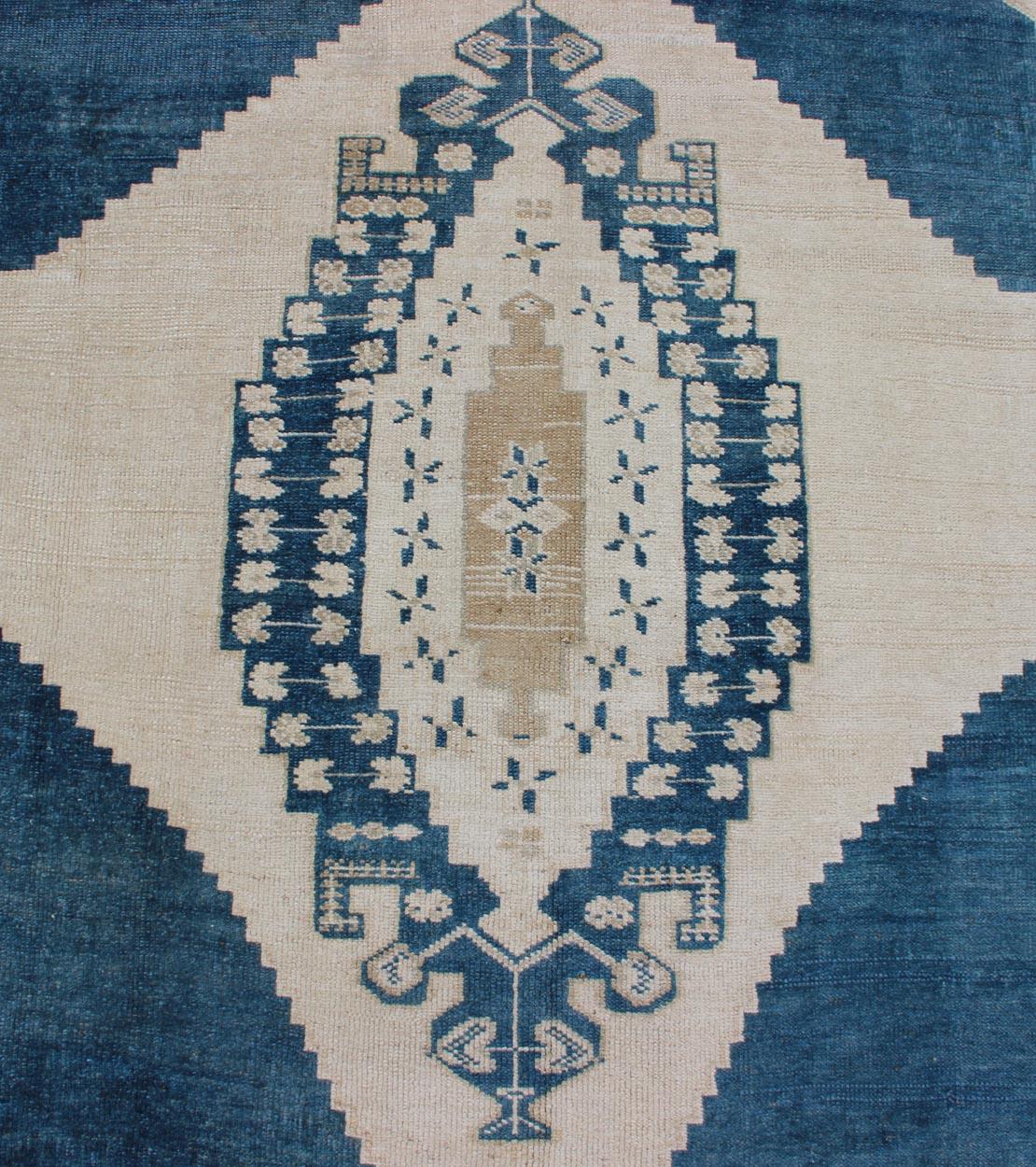 Vintage Turkish Oushak Rug with Central Medallion in Blue and Cream For Sale 6