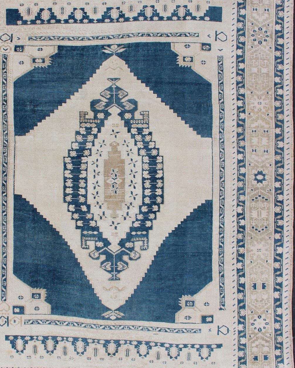 Vintage Turkish Oushak Rug with Central Medallion in Blue and Cream In Good Condition For Sale In Atlanta, GA