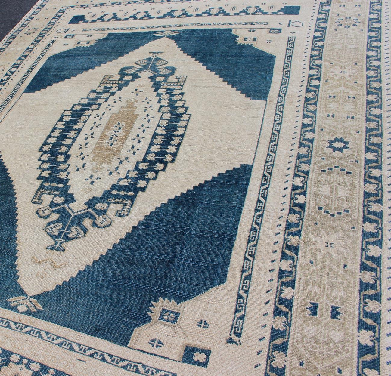 Vintage Turkish Oushak Rug with Central Medallion in Blue and Cream For Sale 3