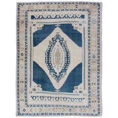 Vieux tapis turc Oushak avec médaillon central en bleu et crème