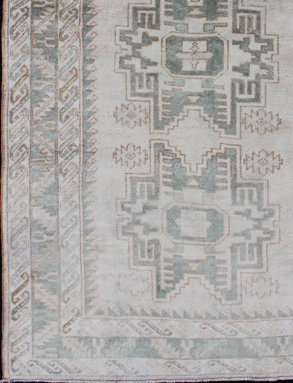 Vintage Oushak rug with central medallions light green, Keivan Woven Arts / Rug TU-MTU-106, country of origin / type: Turkey / Oushak, circa mid-20th century.

This vintage Turkish Oushak rug (circa mid-20th century) features a unique blend of