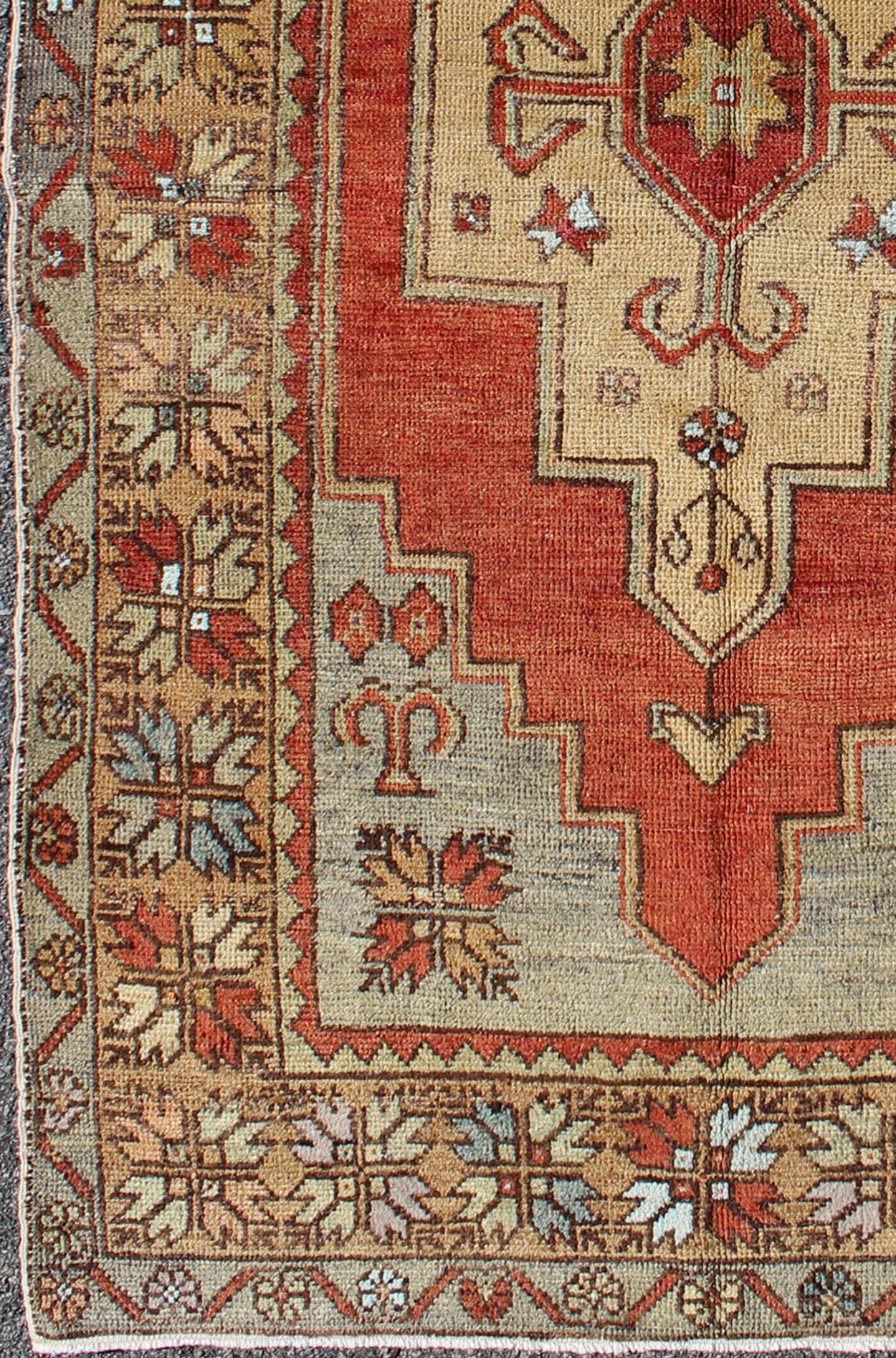 Oushak vintage rug from turkey with medallion design and large border, rug TU-TRS-129443, country of origin / type: Turkey / Oushak, circa 1940

This vintage Turkish Oushak rug features a singular medallion design. The layered medallion is