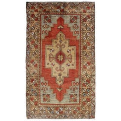 Vieux tapis turc Oushak avec médaillon coloré en couches