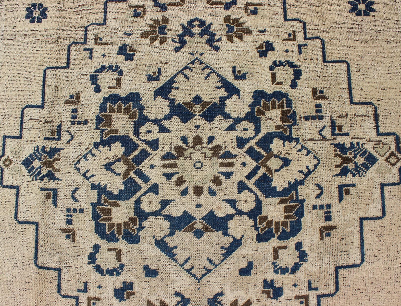 Türkischer Oushak-Teppich mit Denim-Blau, Braun und Cremefarben im Angebot 2