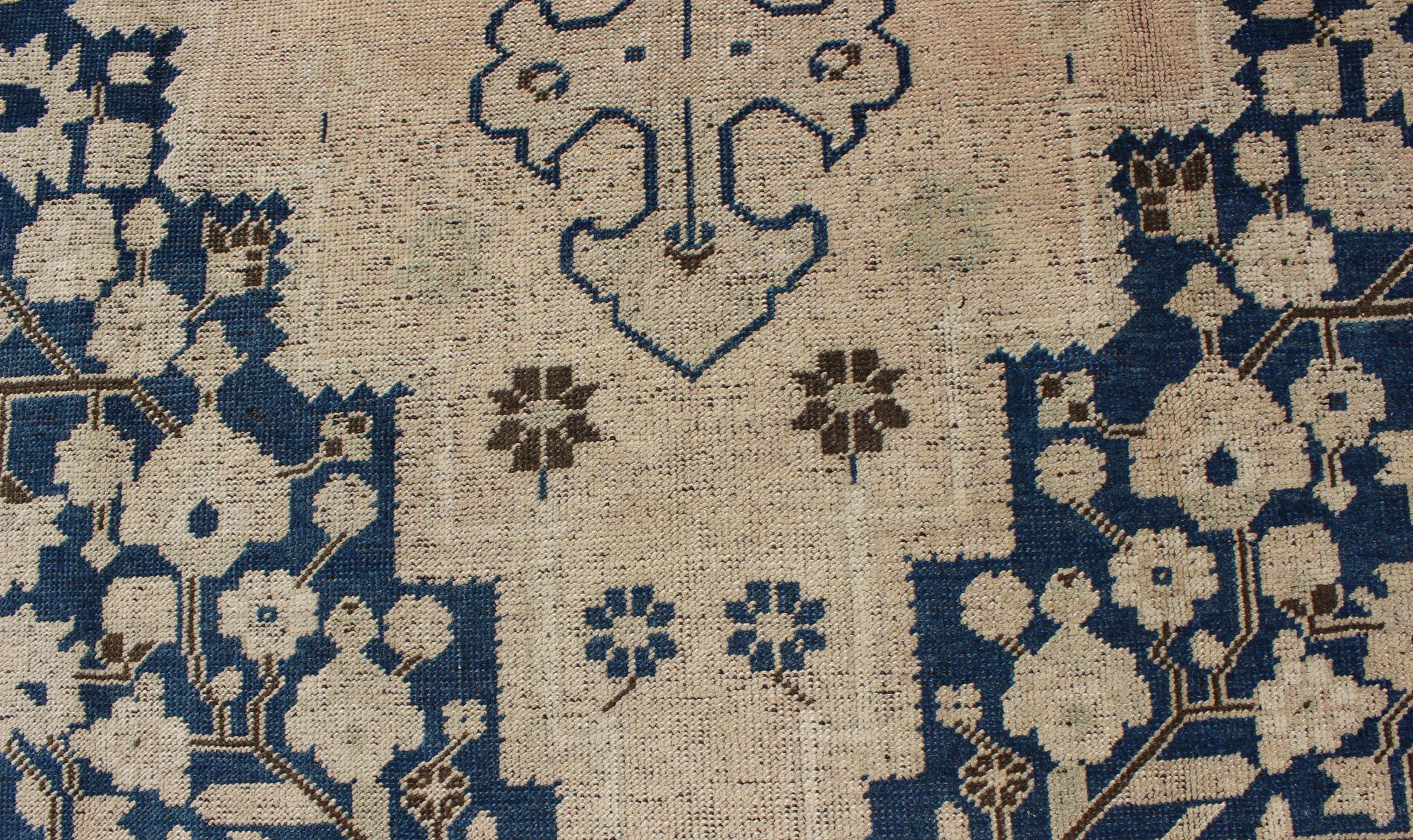 Türkischer Oushak-Teppich mit Denim-Blau, Braun und Cremefarben im Angebot 3