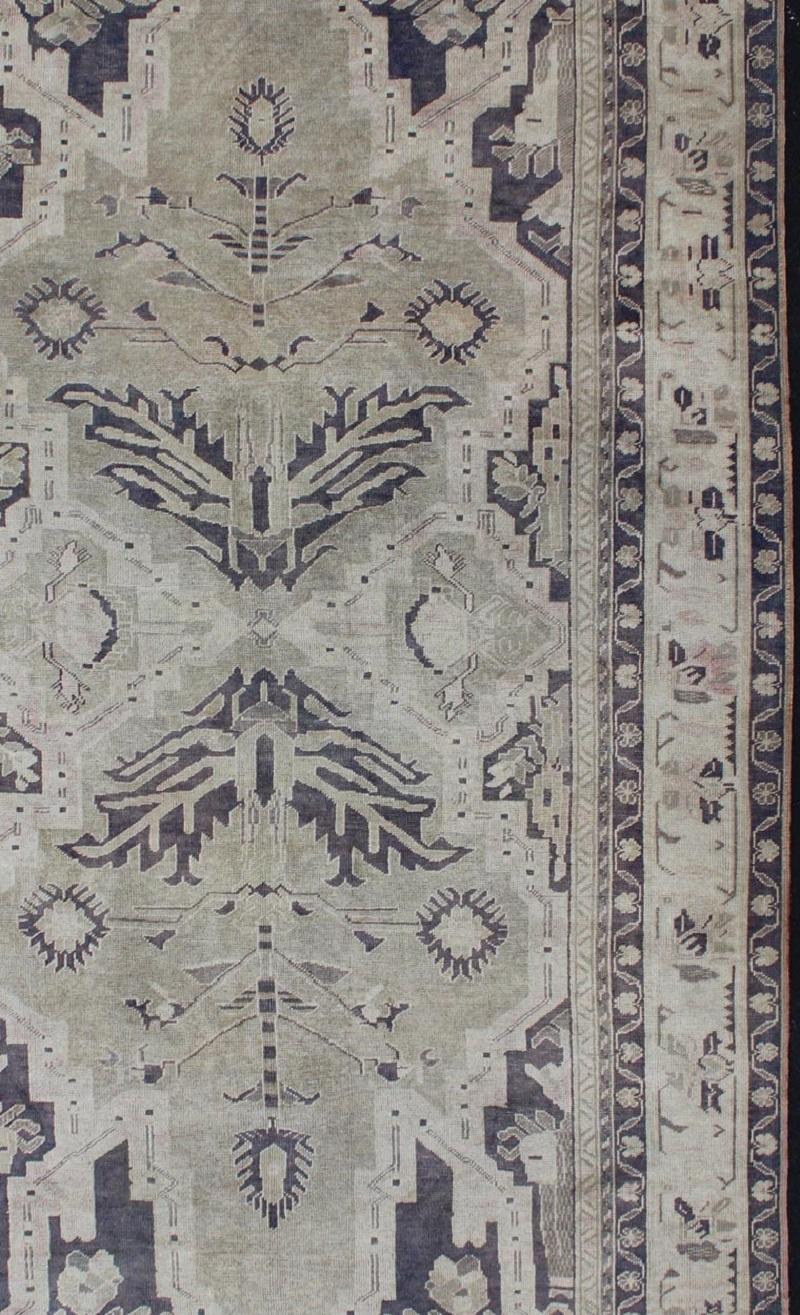 Annodato a mano Tappeto turco vintage Oushak con doppio disegno a medaglione in blu scuro e grigio in vendita