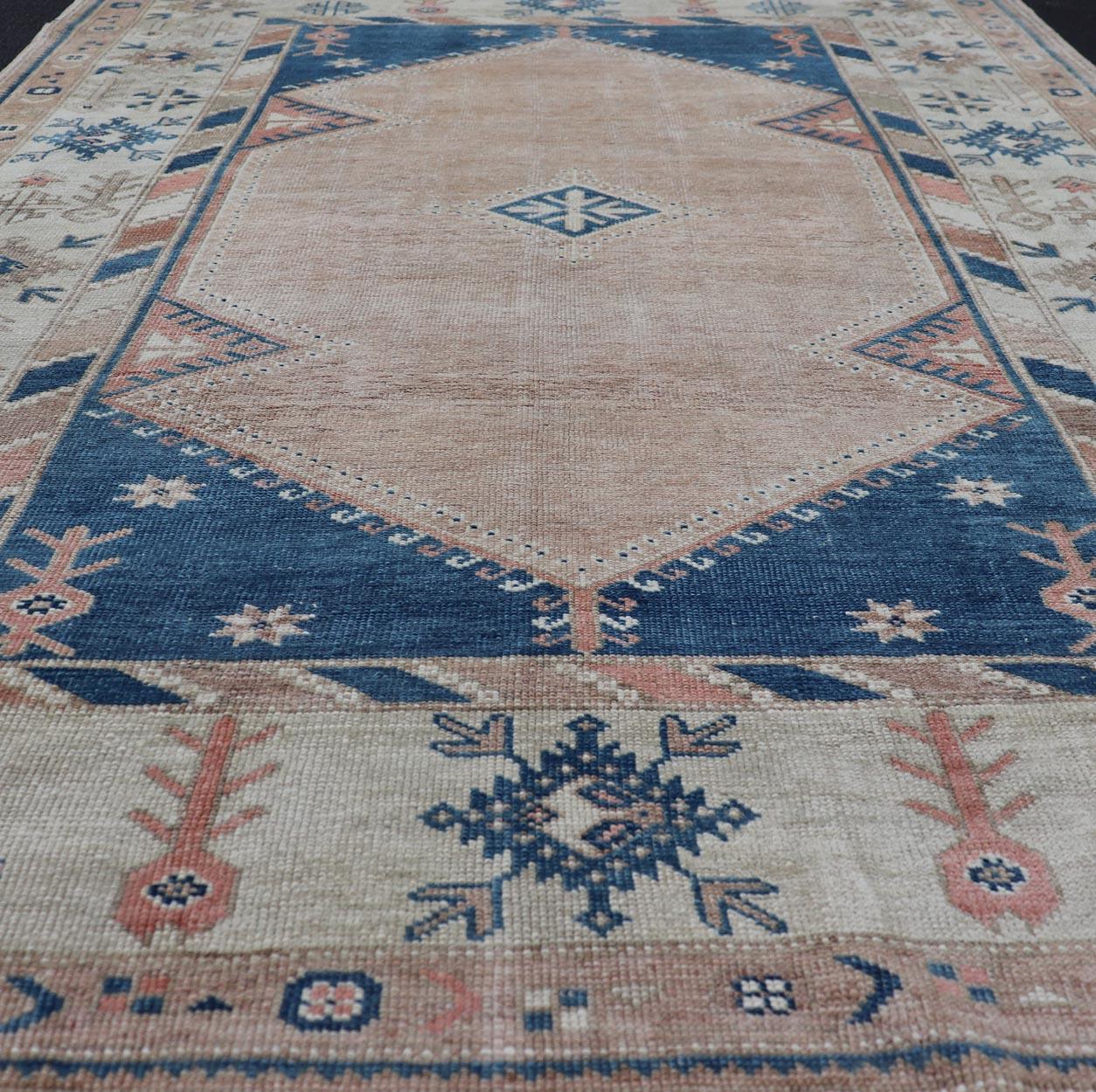 Alfombra Turca Oushak Vintage Con Elegantes Motivos Azules y Melocotón Suave 5'7 x 7'8 en venta 3