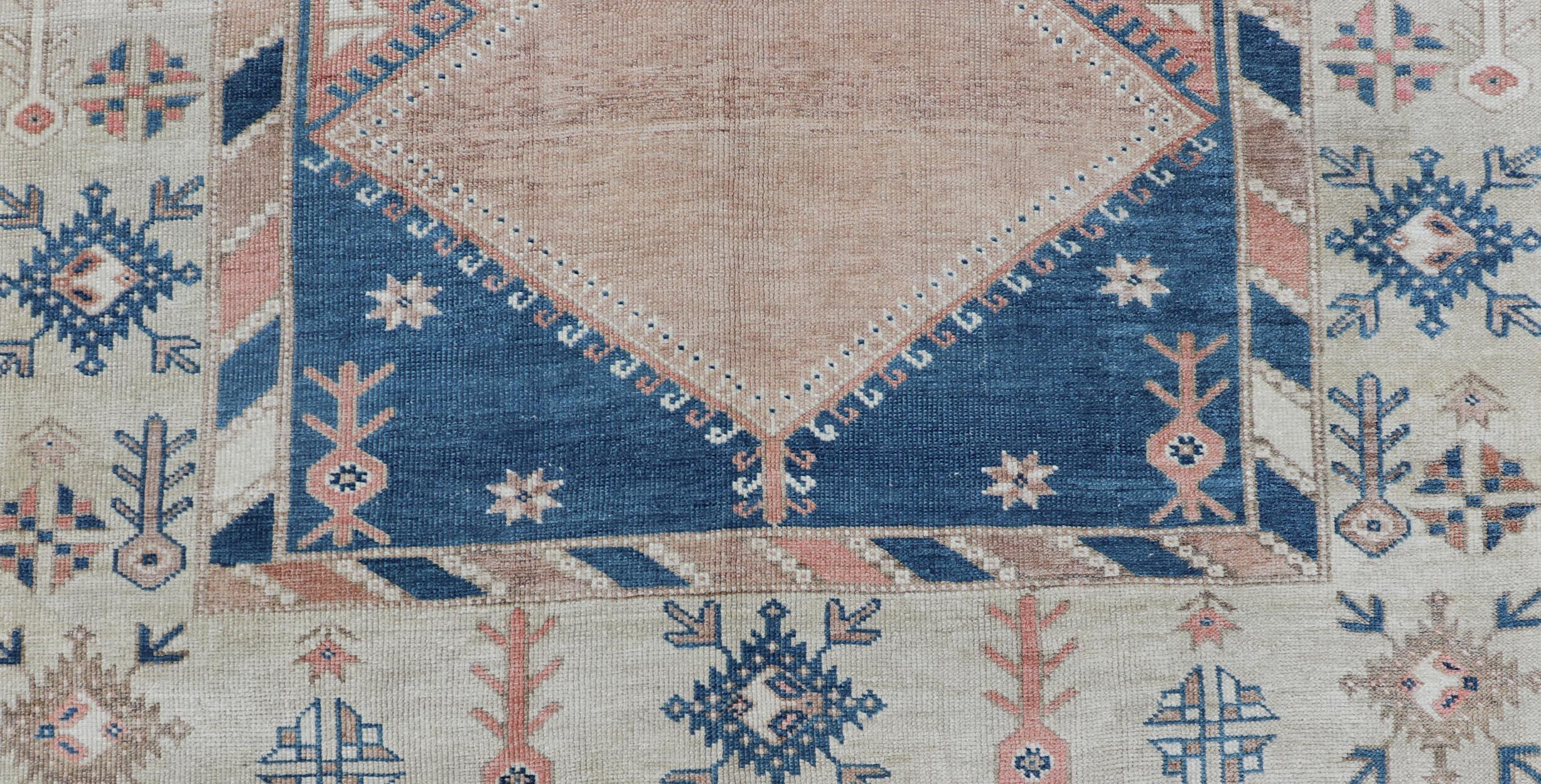 Medidas: 5'7 x 7'8 
Alfombra Turca Oushak Vintage Con Elegantes Motivos Azules y Melocotón Suave 5'7 x 7'8. Keivan Woven Arts / Alfombra / EN-14439 País de origen / tipo: Turquía / Oushak 
Esta preciosa alfombra turca Oushak Vintage presenta un