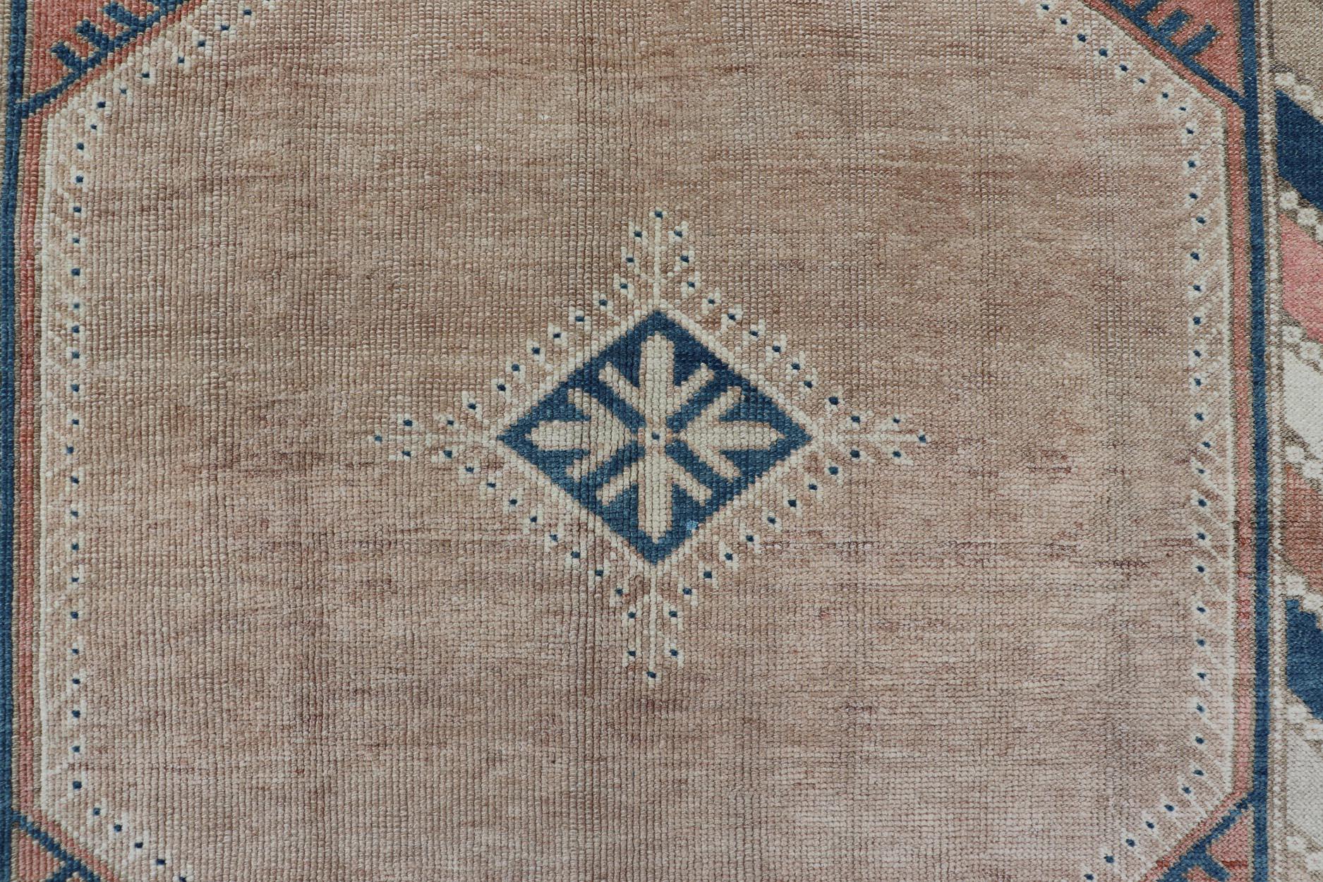 Alfombra Turca Oushak Vintage Con Elegantes Motivos Azules y Melocotón Suave 5'7 x 7'8 Turco en venta